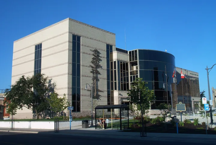 Thunder Bay City Hall in 2010. This dated building photograph helps identify the listed service destination; it does not show today’s counter or conditions.